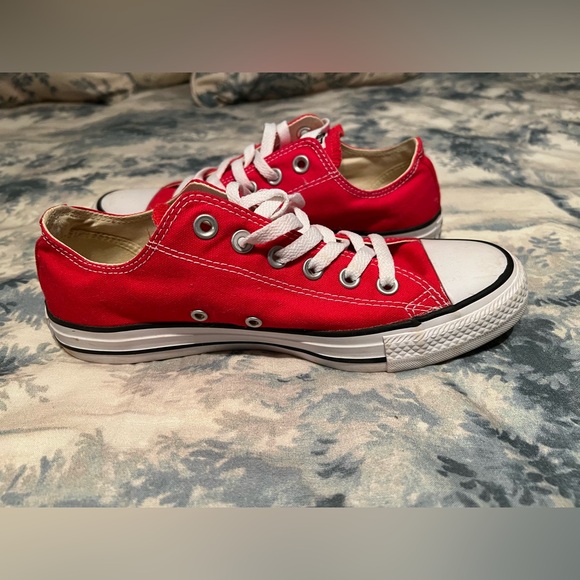 The retro-inspired women's red Converse Chuck Taylor All Star low-top sneaker - Picture 2 of 3